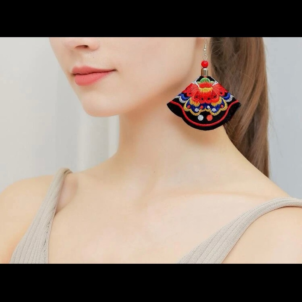 EARRINGS NWOT